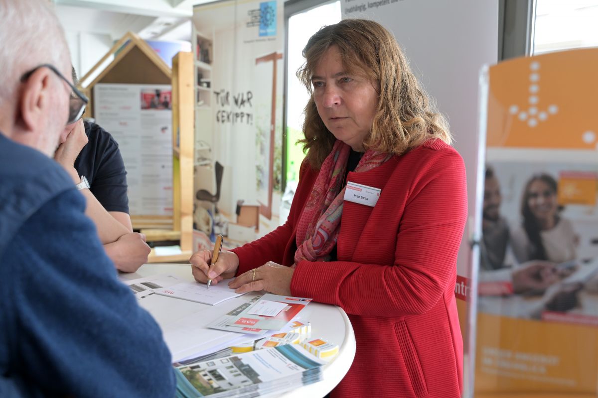 Beratung am Stand der Verbraucherzentrale Bremen